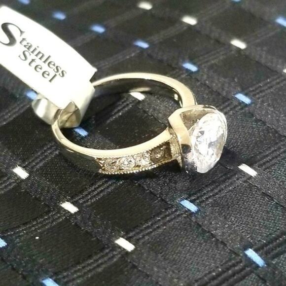 New‎ stainless steel ring with CZs size 7 - Picture 5 of 7